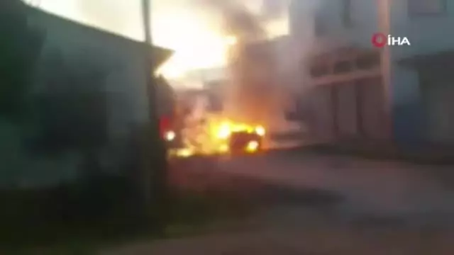 Kozan'da seyir halindeki alev alan araç korku dolu anlar yaşattı Kozan'da seyir halindeki alev alan araç korku dolu anlar yaşattı