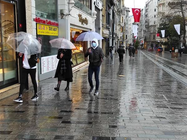 Taksim'de yağmur