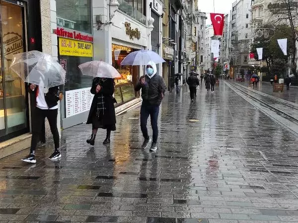 Taksim'de yağmur