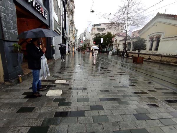 Taksim'de yağmur
