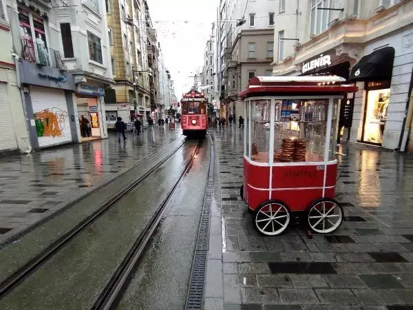 Taksim'de yağmur