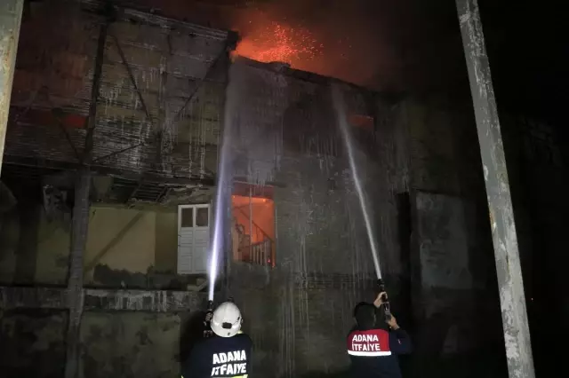Son dakika! Tarihi evlerin yanındaki ahşap binada çıkan yangın korkuttu Son dakika! Tarihi evlerin yanındaki ahşap binada çıkan yangın korkuttu