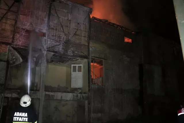 Son dakika! Tarihi evlerin yanındaki ahşap binada çıkan yangın korkuttu Son dakika! Tarihi evlerin yanındaki ahşap binada çıkan yangın korkuttu