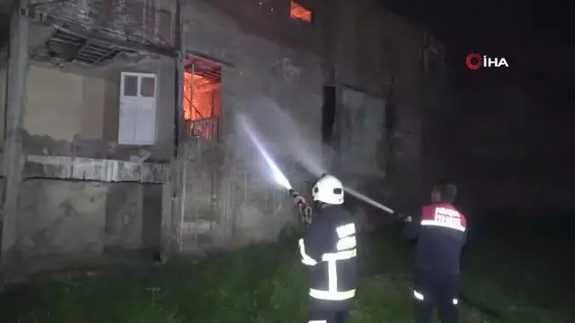 Son dakika! Tarihi evlerin yanındaki ahşap binada çıkan yangın korkuttu Son dakika! Tarihi evlerin yanındaki ahşap binada çıkan yangın korkuttu