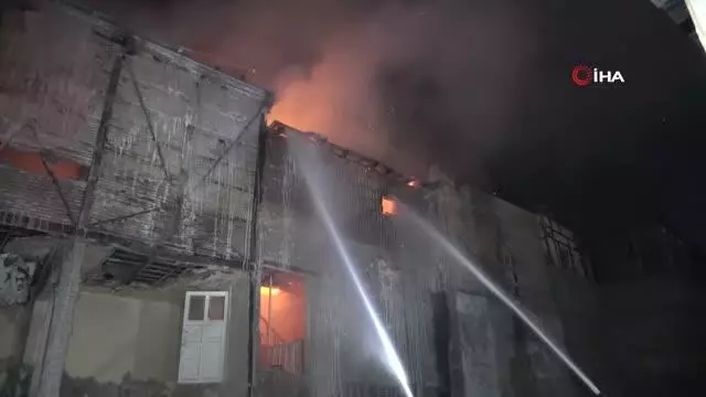 Son dakika! Tarihi evlerin yanındaki ahşap binada çıkan yangın korkuttu Son dakika! Tarihi evlerin yanındaki ahşap binada çıkan yangın korkuttu