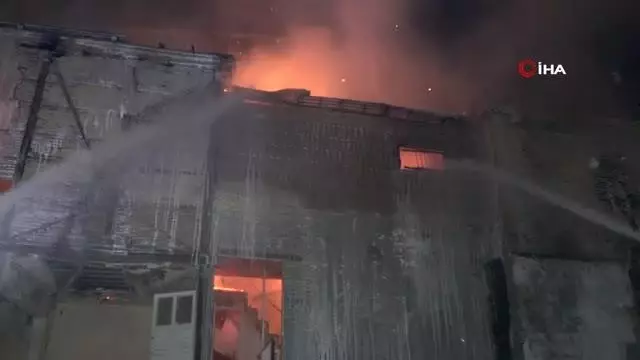 Son dakika! Tarihi evlerin yanındaki ahşap binada çıkan yangın korkuttu Son dakika! Tarihi evlerin yanındaki ahşap binada çıkan yangın korkuttu