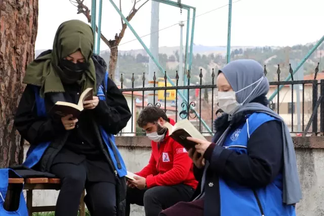 Taşova'da farkındalık için 15 dakika kitap okudular Taşova'da farkındalık için 15 dakika kitap okudular