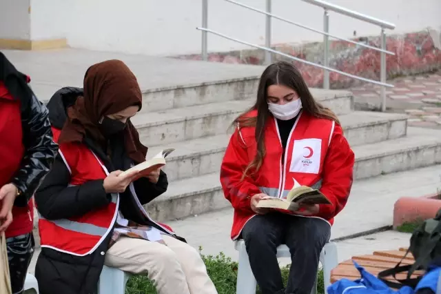 Taşova'da farkındalık için 15 dakika kitap okudular Taşova'da farkındalık için 15 dakika kitap okudular