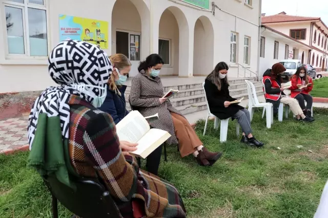 Taşova'da farkındalık için 15 dakika kitap okudular Taşova'da farkındalık için 15 dakika kitap okudular