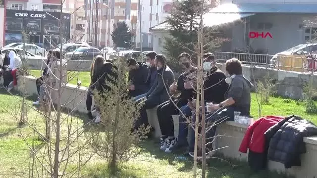 Kırmızı kategorideki Tokat'ta, park ve bahçeler sıcak havada doldu Kırmızı kategorideki Tokat'ta, park ve bahçeler sıcak havada doldu