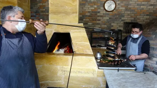Tokatlı kebapçı 4,5 ayın ardından iş yerini dualarla açtı Tokatlı kebapçı 4,5 ayın ardından iş yerini dualarla açtı