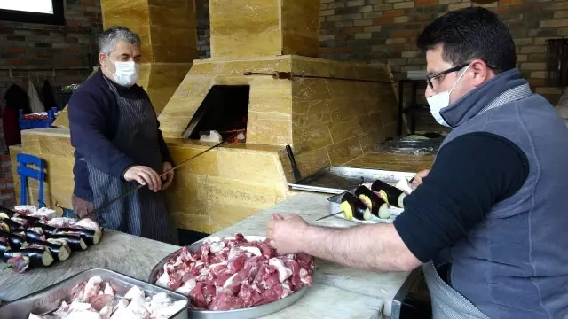 Tokatlı kebapçı 4,5 ayın ardından iş yerini dualarla açtı Tokatlı kebapçı 4,5 ayın ardından iş yerini dualarla açtı