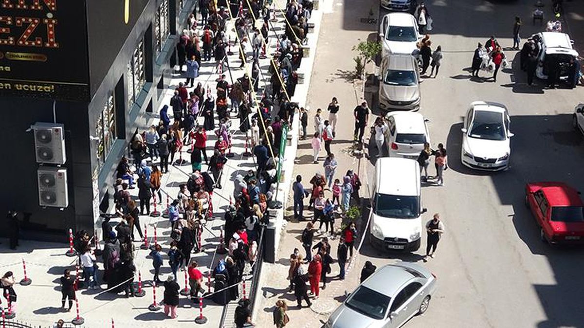 Turuncuya dönen Adana'da indirimli tabak-çanak koronayı unutturdu
