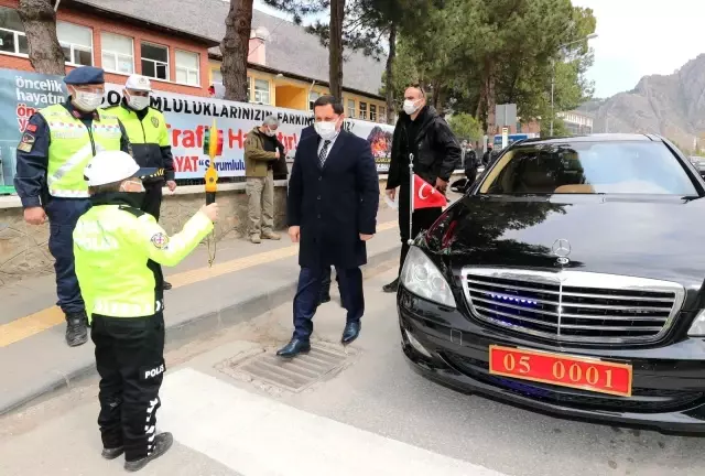 Vali Masatlı'dan yaya geçidine 'kırmızı' boya Vali Masatlı'dan yaya geçidine 'kırmızı' boya