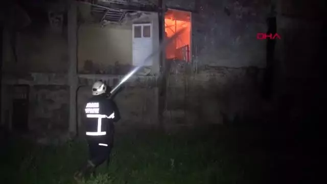 Yangına mahsur kalan kedi, yanmaktan son anda kurtarıldı Yangına mahsur kalan kedi, yanmaktan son anda kurtarıldı