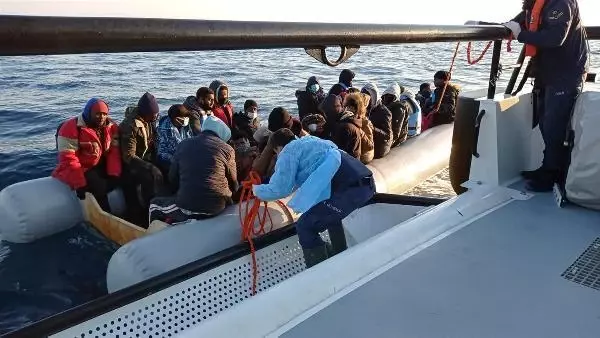 Yunanistan'ın ölüme terk ettiği kaçak göçmenleri Sahil Güvenlik kurtardı Yunanistan'ın ölüme terk ettiği kaçak göçmenleri Sahil Güvenlik kurtardı