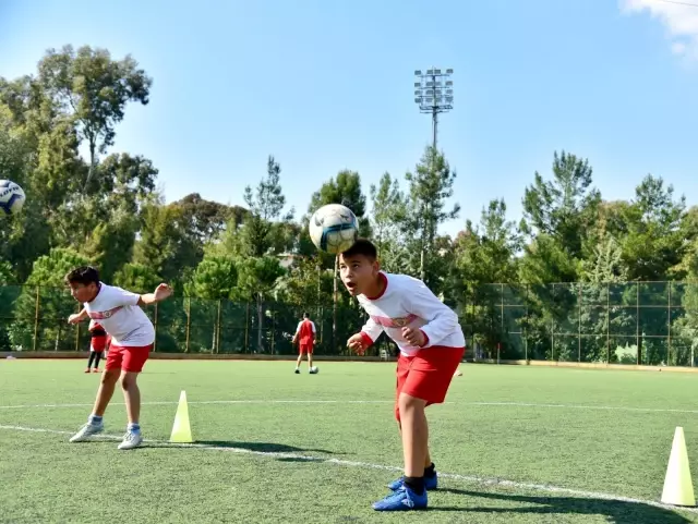 Yüreğir'de futbol kursları başladı Yüreğir'de futbol kursları başladı