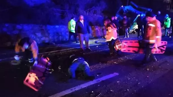 Zonguldak'ta kaza yapan kişi ile yardıma giden arkadaşı otomobilin altında kaldı
