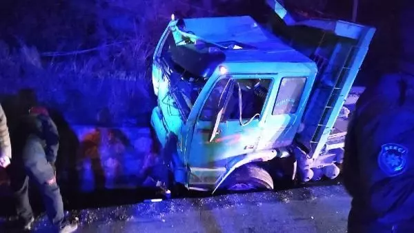 Zonguldak'ta kaza yapan kişi ile yardıma giden arkadaşı otomobilin altında kaldı
