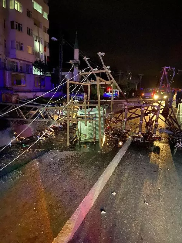 Zonguldak'ta kaza yapan kişi ile yardıma giden arkadaşı otomobilin altında kaldı