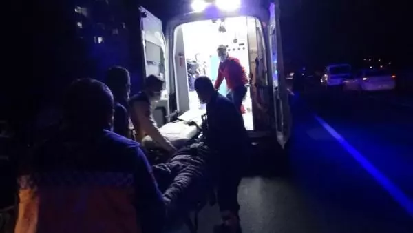 Zonguldak'ta kaza yapan kişi ile yardıma giden arkadaşı otomobilin altında kaldı