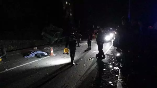 Zonguldak'ta kaza yapan kişi ile yardıma giden arkadaşı otomobilin altında kaldı