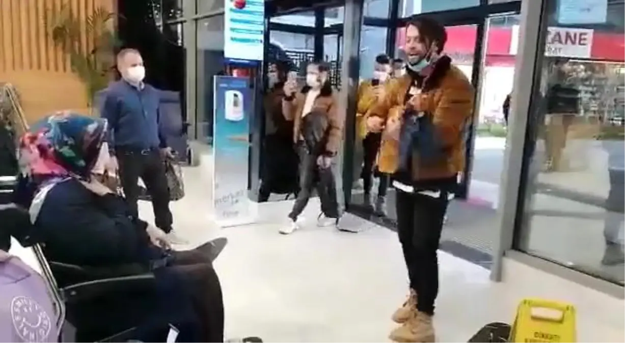 2 ay sonra korona virüsü yenen halasını, hastane önünde sevdiği türkü ile karşıladı