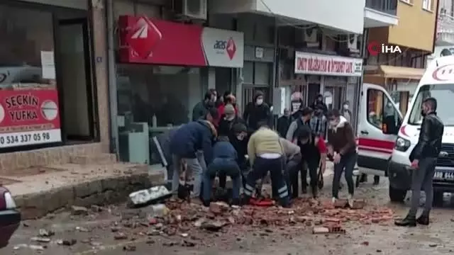 8 metre yüksekte ördüğü duvarla birlikte yere çakıldı 8 metre yüksekte ördüğü duvarla birlikte yere çakıldı