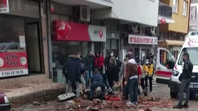 8 metre yüksekte ördüğü duvarla birlikte yere çakıldı 8 metre yüksekte ördüğü duvarla birlikte yere çakıldı