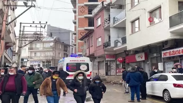 8 metre yüksekte ördüğü duvarla birlikte yere çakıldı 8 metre yüksekte ördüğü duvarla birlikte yere çakıldı