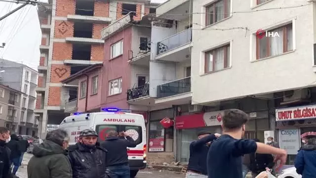 8 metre yüksekte ördüğü duvarla birlikte yere çakıldı 8 metre yüksekte ördüğü duvarla birlikte yere çakıldı