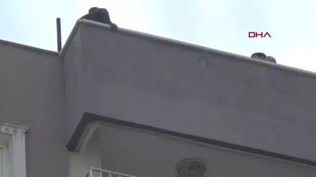 Son dakika haber! ADIYAMAN Çatıda intihar girişimini polis engelledi Son dakika haber! ADIYAMAN Çatıda intihar girişimini polis engelledi