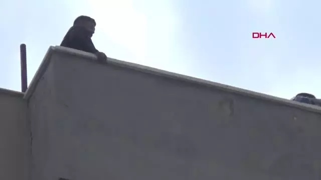 Son dakika haber! ADIYAMAN Çatıda intihar girişimini polis engelledi Son dakika haber! ADIYAMAN Çatıda intihar girişimini polis engelledi