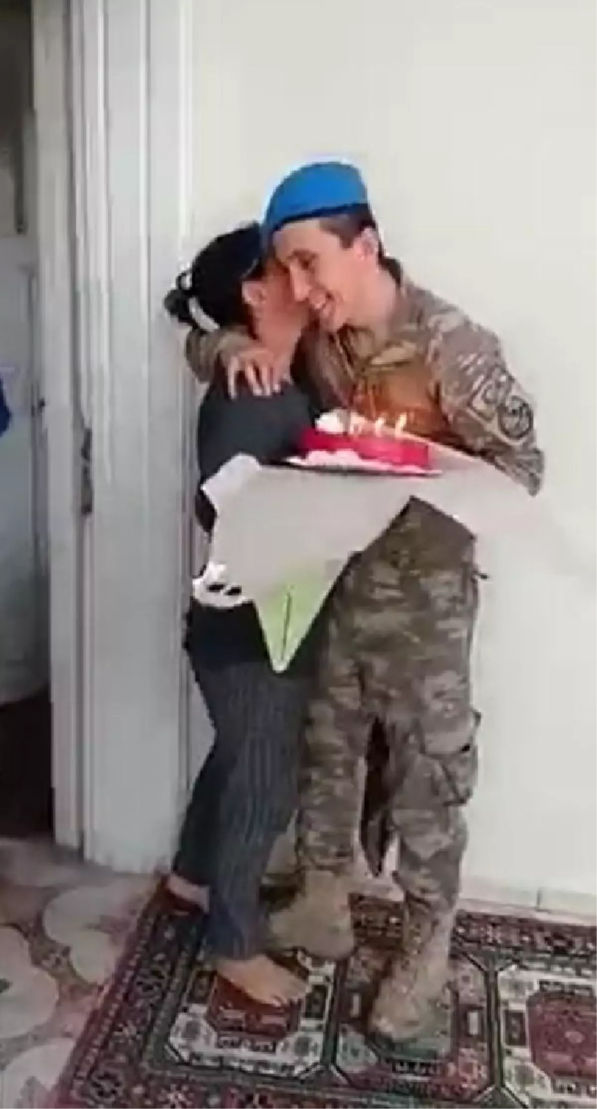 Afrin'den izinli gelen askerden annesine, duygulandıran doğum günü sürprizi