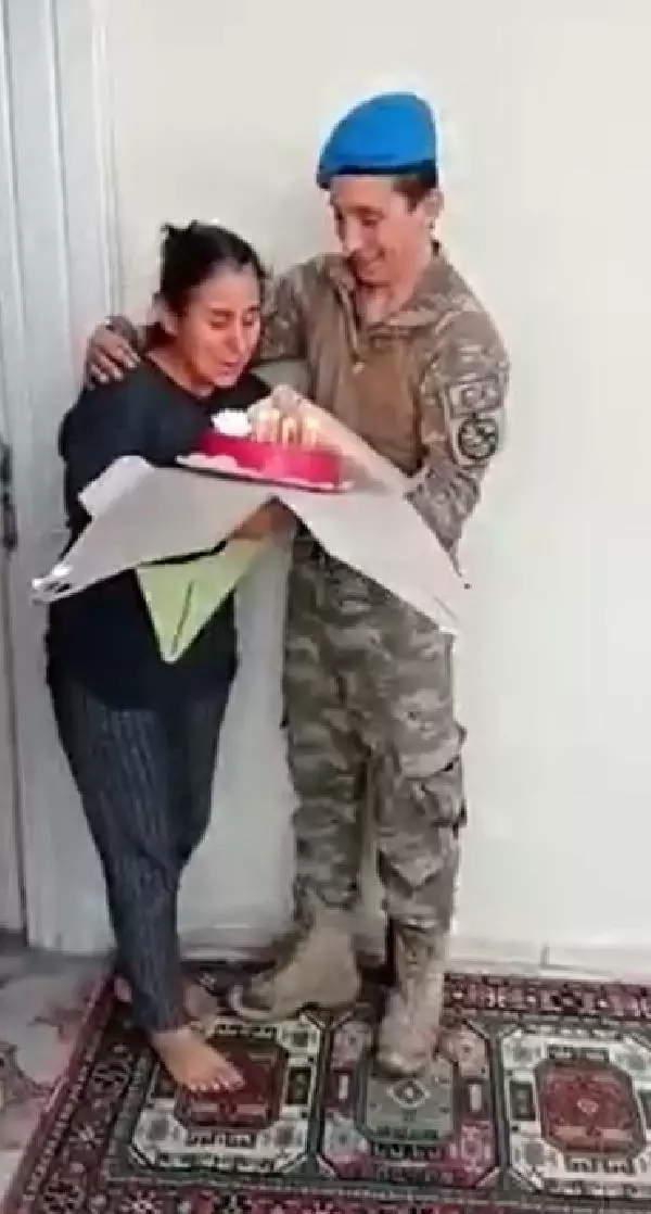 Afrin'den izinli gelen askerden annesine, duygulandıran doğum günü sürprizi