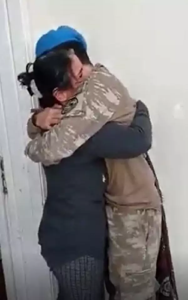Afrin'den izinli gelen askerden annesine, duygulandıran doğum günü sürprizi