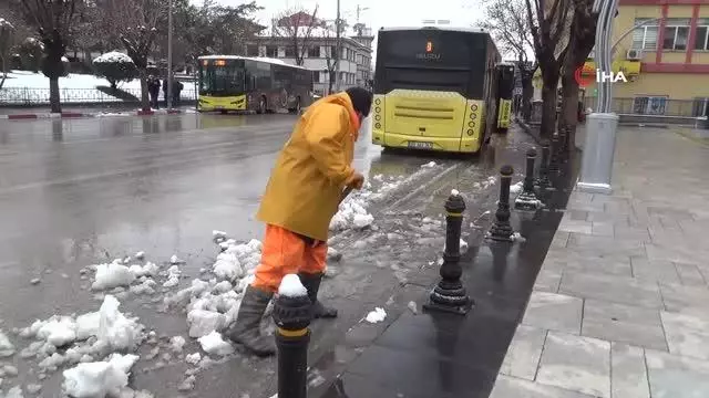 Afyonkarahisar 'Mart' ayını karla uğurladı