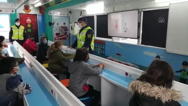 AFYONKARAHİSAR - Öğrencilere Jandarma Mobil Trafik Eğitim Tırında trafik kuralları anlatıldı AFYONKARAHİSAR - Öğrencilere Jandarma Mobil Trafik Eğitim Tırında trafik kuralları anlatıldı