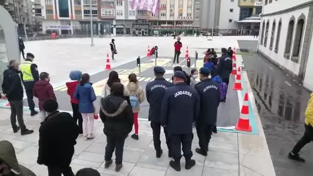 AFYONKARAHİSAR - Öğrencilere Jandarma Mobil Trafik Eğitim Tırında trafik kuralları anlatıldı AFYONKARAHİSAR - Öğrencilere Jandarma Mobil Trafik Eğitim Tırında trafik kuralları anlatıldı