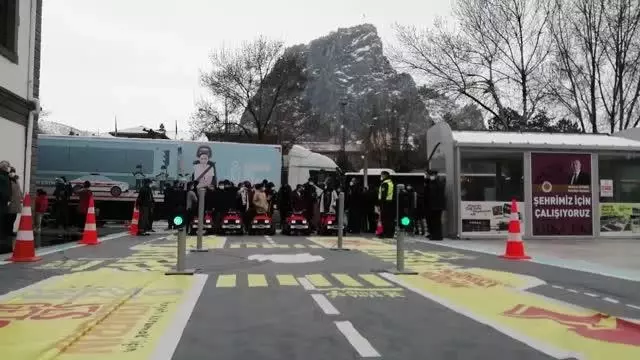 AFYONKARAHİSAR - Öğrencilere Jandarma Mobil Trafik Eğitim Tırında trafik kuralları anlatıldı AFYONKARAHİSAR - Öğrencilere Jandarma Mobil Trafik Eğitim Tırında trafik kuralları anlatıldı