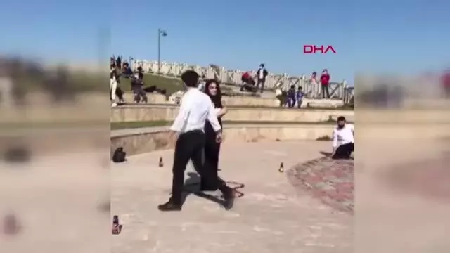 ANTALYA Antalyalı genç, 'Efeler' gibi evlilik teklifi etti ANTALYA Antalyalı genç, 'Efeler' gibi evlilik teklifi etti