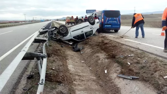 Bariyerlere çarpan otomobil refüje devrildi: 1 Yaralı Bariyerlere çarpan otomobil refüje devrildi: 1 Yaralı