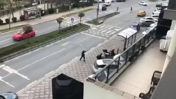 (Başakşehir'de silahlı kavga: 2 ölü, 2 yaralı; dehşet anları kamerada