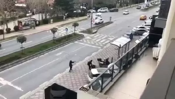 (Başakşehir'de silahlı kavga: 2 ölü, 2 yaralı; dehşet anları kamerada