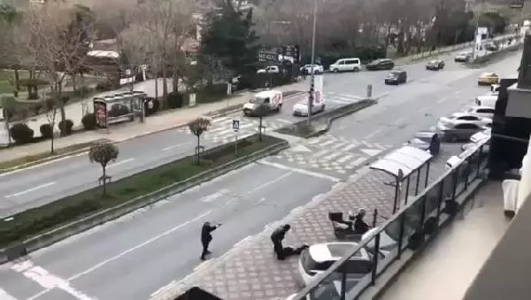 (Başakşehir'de silahlı kavga: 2 ölü, 2 yaralı; dehşet anları kamerada