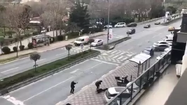 (Başakşehir'de silahlı kavga: 2 ölü, 2 yaralı; dehşet anları kamerada