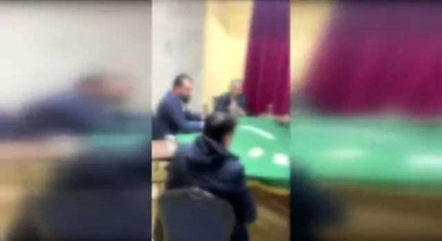 Son dakika haberi | Baskın yapan kişinin polis olduğunu anlamayıp kumara devam ettiler Son dakika haberi | Baskın yapan kişinin polis olduğunu anlamayıp kumara devam ettiler