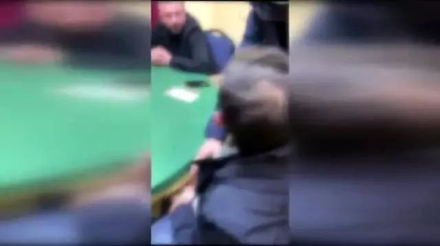 Son dakika haberi | Baskın yapan kişinin polis olduğunu anlamayıp kumara devam ettiler Son dakika haberi | Baskın yapan kişinin polis olduğunu anlamayıp kumara devam ettiler