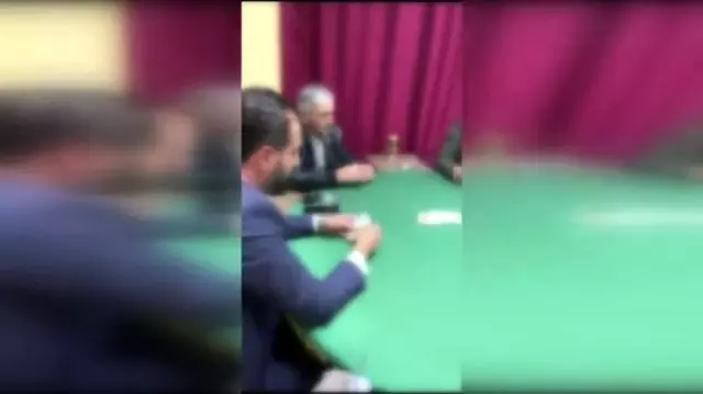 Son dakika haberi | Baskın yapan kişinin polis olduğunu anlamayıp kumara devam ettiler Son dakika haberi | Baskın yapan kişinin polis olduğunu anlamayıp kumara devam ettiler