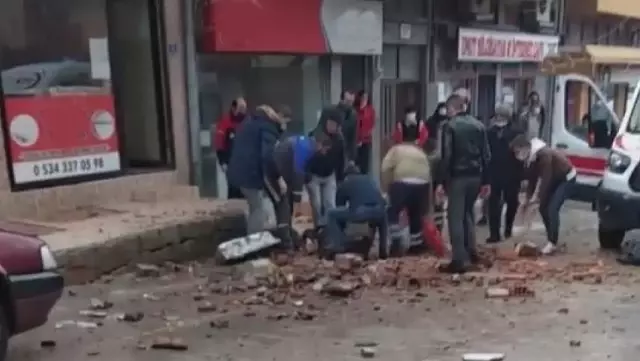 Bastığı yer çürük çıkınca ördüğü duvarla birlikte 8 metre yükseklikten düştü Bastığı yer çürük çıkınca ördüğü duvarla birlikte 8 metre yükseklikten düştü